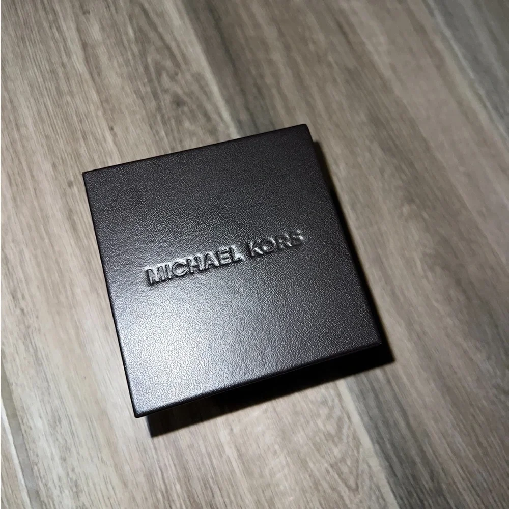 Elegant White Women's Watch - Picture 4 of 5